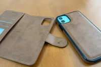 マグネットで着脱できる手帳型スマホケース（筆者提供）