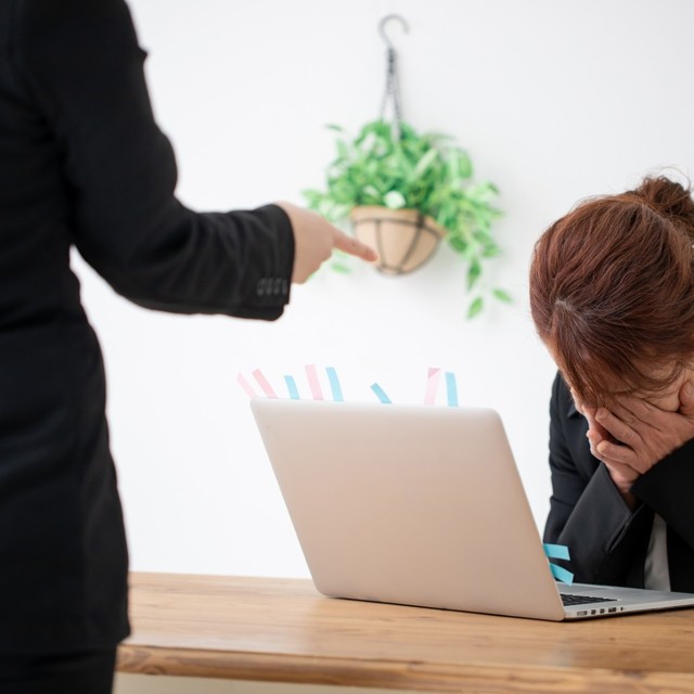 勤めていた会社が突如廃業宣言！　※画像はイメージです（FineGraphics/photoAC）