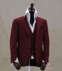 大きな襟が目立つ独特のスーツ