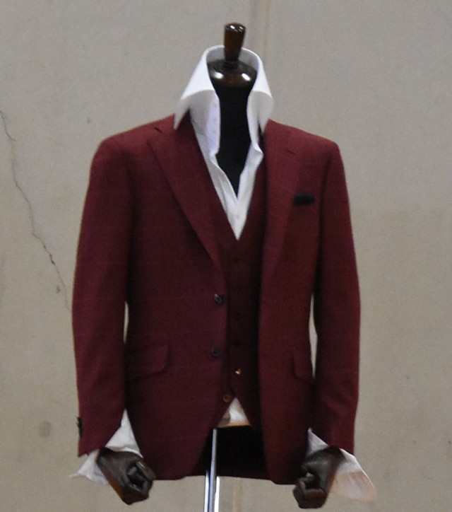 大きな襟が目立つ独特のスーツ