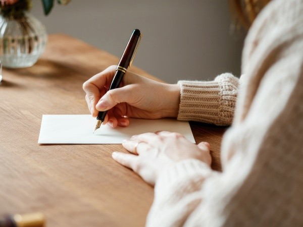 「節目に向けた手紙を書いてみます」と投稿主さん　※画像はAIが作成したイメージです（Tati/stock.adobe.com）