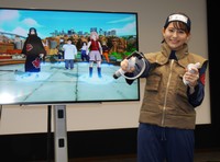 カカシのコスプレで「NARUTO×BORUTO VR」発表会見を司会したテレ東・藤井由依アナ＝都内