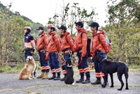 災害救助犬として活躍するルーク（写真右）