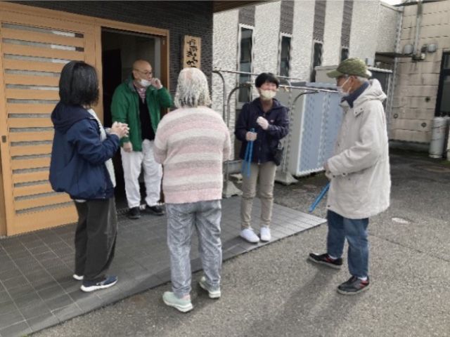 落ち葉拾いの前に集合！楽しんでやるぞ～