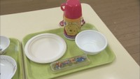 紙製に変更された給食の食器　2008年