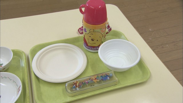 紙製に変更された給食の食器　2008年