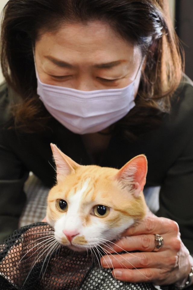 飼い主の守安さんとチャーリー　