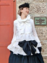 大きな襟とフリル、黒いリボンが印象的なモノクロコーデの上半身ショット／あすかさん（@asukawwide1225）提供