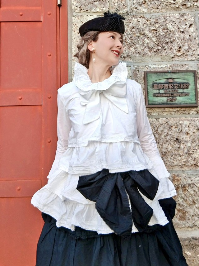 大きな襟とフリル、黒いリボンが印象的なモノクロコーデの上半身ショット／あすかさん（@asukawwide1225）提供