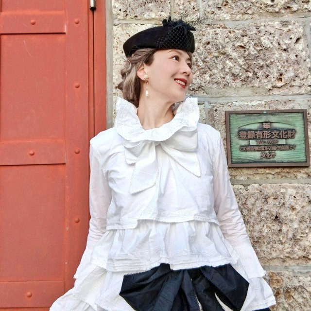 大きな襟とフリル、黒いリボンが印象的なモノクロコーデの上半身ショット／あすかさん（@asukawwide1225）提供