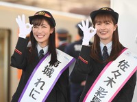 駅員姿の高城れにさんと佐々木彩夏さん