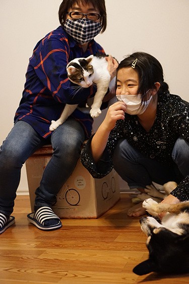 「ちょっと、ちえちゃん、みんなぐすぐずじゃーん」思わず笑い出した渚美ちゃん、千恵子さんの入院時にはオリのお散歩を手伝ったそうです