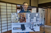 「ファクトリーアートフェスタ in 東大阪～石切ヴィレッジでアートとJAZZを楽しもう～」に参加したモンスターエンジン・西森洋一。パネル右上が「1本だけ入る爪楊枝入れ」、同左下が「柿の種ケース」（提供・吉本興業）