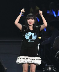 歓声に応えるJuice=Juiceの有澤一華=ぴあアリーナMM