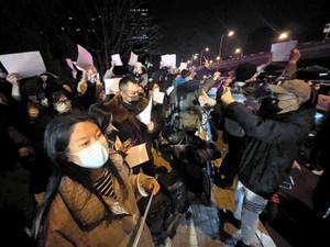 中国ゼロコロナ政策に抗議の「白紙革命」　政権批判、プロパガンダ成功が招いた皮肉