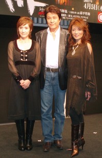 鹿賀丈史（中）とマルシア（右）と並ぶ鈴木蘭々＝2006年