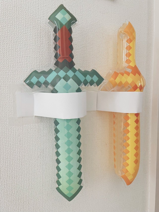 編集部に送られてきた、その後「マスキングテープ」で壁に貼り付けられた「紙のサーベル置き場」の写真（画像提供：Pekepomさん）