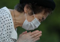 原爆死没者慰霊碑前で手を合わせる女性＝2021年8月6日午前5時49分、広島市中区、上田潤撮影