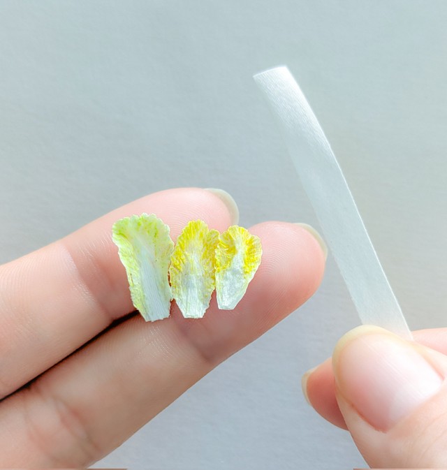 右手に持っているのが「白菜」の「原材料」（画像提供：テテシゴト・ミニチュア刺繍糸作家さん）