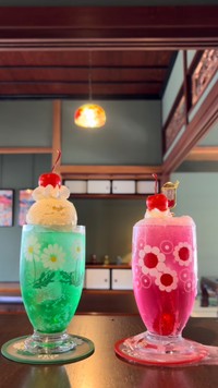 ホイップとチェリーを乗せると、氷の量による仕上がりの差がよりはっきりと現れた ／古民家レトロカフェmonaさん（@mona_kominkaretorocafe）提供