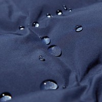 二枚の生地を織り合わせた二重織素材で針穴がなく、雨や風が侵入しにくく、中綿も吹き出しにくい。小雨程度をはじく撥水加工。 *生地表面に撥水剤を固着させているため、撥水効果が長持ちします。加工は永久的ではありません。（提供写真）
