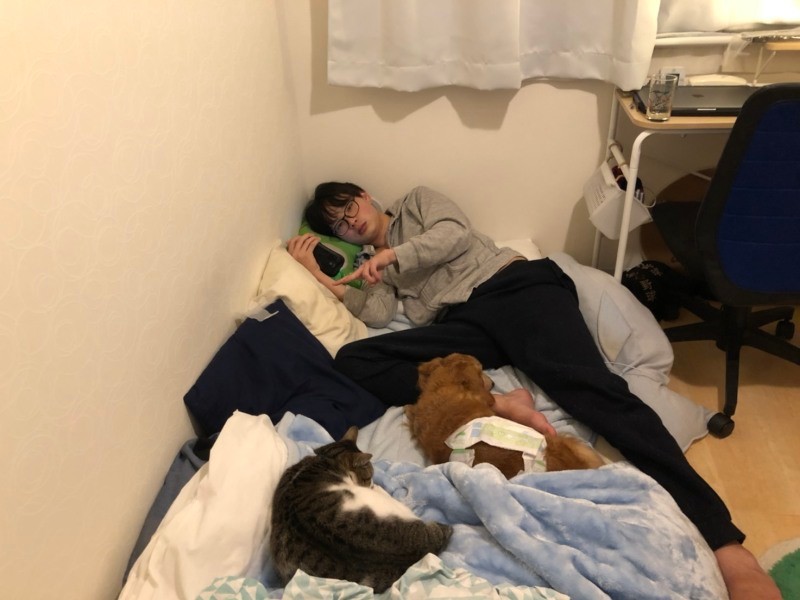 引っ越した家のアニキの部屋で、じん君とちょびと男三人衆、いい感じ（A子さん提供）

