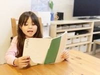 すっかり寝てしまった小1の娘が音読の宿題し忘れてることに気付いたが…（photoACより「いるまむ」さん撮影、イメージ画像）