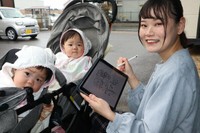 双子の娘を育てる日々のドタバタを漫画にして発信する高市さん（滋賀県守山市）