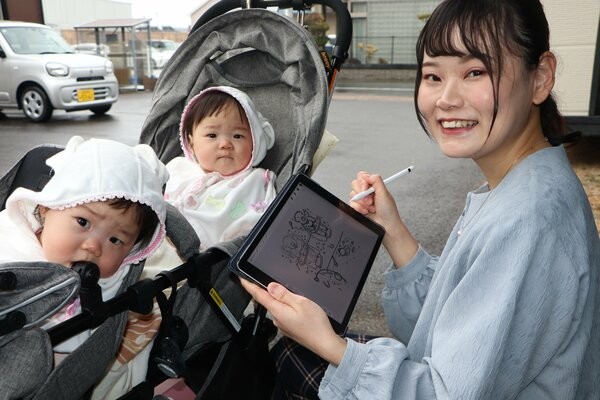 双子の娘を育てる日々のドタバタを漫画にして発信する高市さん（滋賀県守山市）