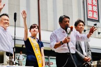 参院大阪選挙区に立候補した渡辺莉央氏（左から2人目）の応援演説に立った国民民主党・榛葉賀津也幹事長（同3人目）＝大阪市内