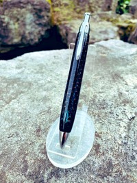 普段は木材などの柄を活かしたボールペン製作をしている。松ぼっくりのボールペン／まつかさ堂（@horoosuke）さん