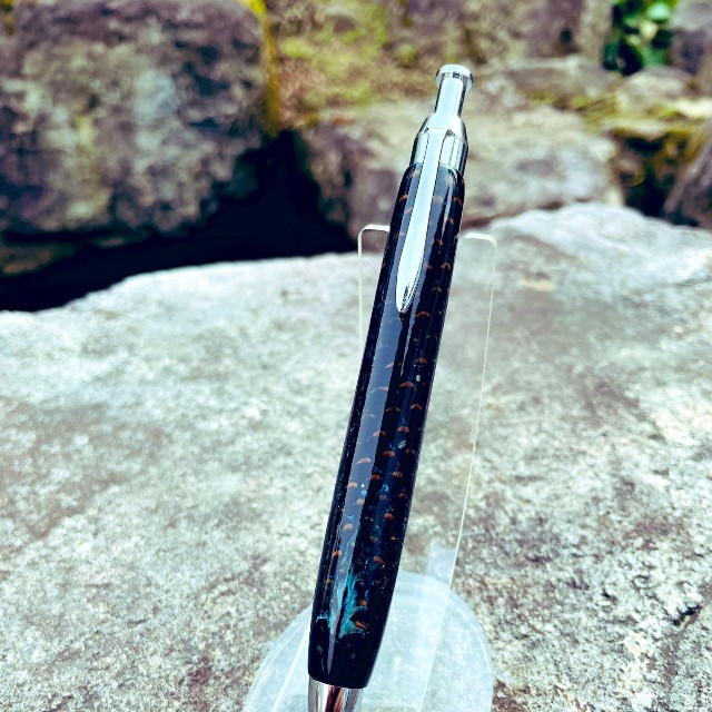 普段は木材などの柄を活かしたボールペン製作をしている。松ぼっくりのボールペン／まつかさ堂（@horoosuke）さん