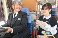 先輩の運転手から乗客の対応について学ぶ山本夏楓さん（右）＝島根県松江市、市交通局