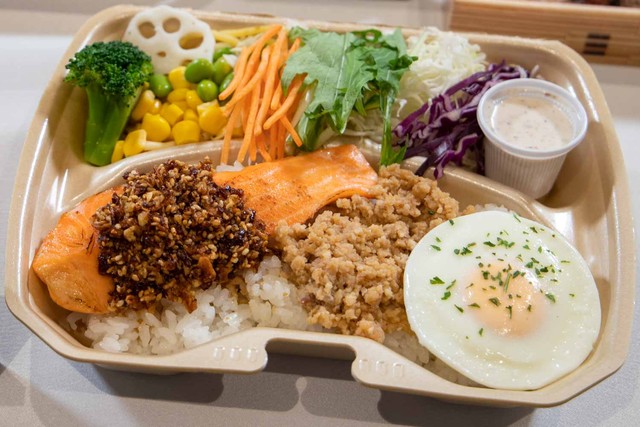 【大賞】SOMY’S DELI「8種野菜のザクザクゴマ醤油サーモン弁当（税込972円）」
