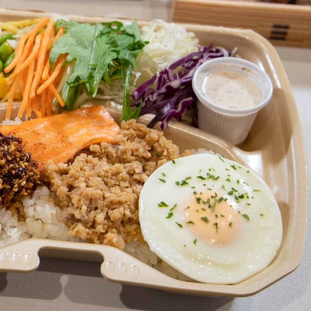 【大賞】SOMY’S DELI「8種野菜のザクザクゴマ醤油サーモン弁当（税込972円）」