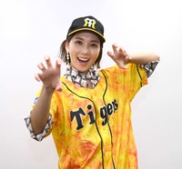 岡田彰布監督にエールを送るヒロド歩美アナウンサー