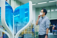 プロトタイプを用いた実験および議論の様子