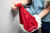 サンタの帽子は後ろ部分をカットして布を追加。上部にも穴を開け空気を逃がす工夫が