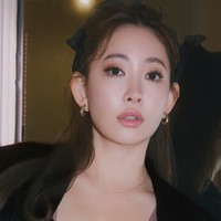 自身が手がけるランジェリーブランド「ROSIER by Her lip to」の新作着用モデルを務めた小嶋陽菜