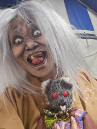 「ゾク上野夏祭り」の鬼婆（変化師オリさん提供）