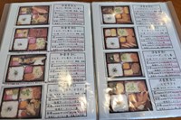 和洋さまざまな弁当を取りそろえる