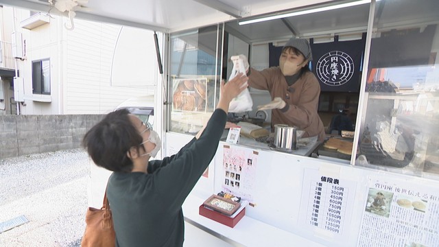 高松市円座町にキッチンカーを出し「円座焼き」を販売する杉本美智子さん（55）