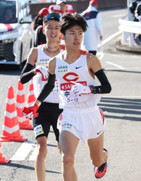 中大・佐藤大介からたすきを受け、走り出す吉居駿恭
