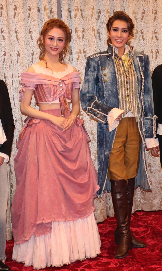 宝塚花組公演「Goethe（ゲーテ）!」の会見に出席した永久輝せあ(右）、星空美咲＝梅田芸術劇場