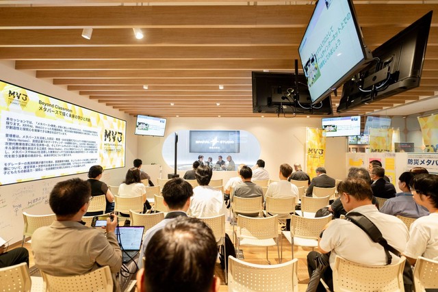 ブースの中で行われるセッションをガラス越しに見る珍しい形式（画像提供：株式会社Meta Osaka）