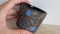 回路模様のフリーカップ（提供：Hisui Potteryさん）