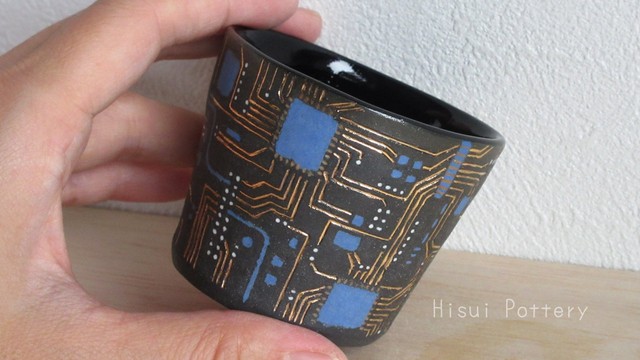 回路模様のフリーカップ（提供：Hisui Potteryさん）