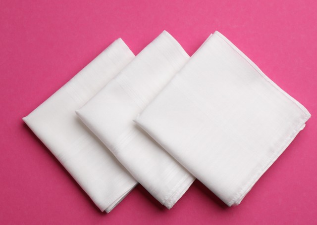 「ハンカチ」があれば袱紗（ふくさ）の代用ができます※画像はイメージです（New Africa/stock.adobe.com）