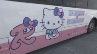 「ハローキティバス」もお披露目　大型のトラックやタクシーなどを展示　岡山市で乗りもの大集合イベント