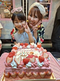 同じ４月生まれの親子でバースデーケーキを前に誕生日と開店を祝う浜田ブリトニー（右）と７歳の長女・雫（しずく）さん＝東京・浅草の「ＣＡＦＥオカオカ」